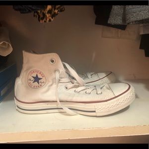 WHITE GENTLY USED HIGHTOP CONVERSE SNEAKER